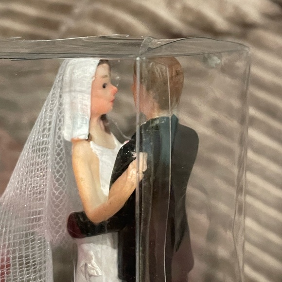 Wedding couple bride & groom figurine cake topper party favor facing each other - Picture 4 of 4
